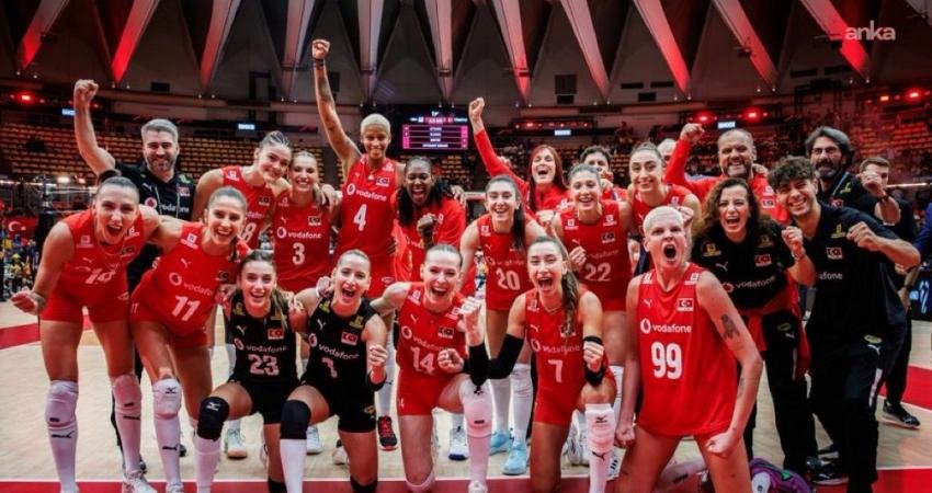 Buca Belediyesi Filenin Sultanları’nın final maçı için dev ekran kuruyor Buca Belediyesi, Tayland’da düzenlenen Dünya Şampiyonası’nda Japonya’yı yenip finale çıkan