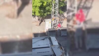 Burdur'da temizlik işçisi Ogün Zengin, çöp konteynerinde bulduğu Türk bayrağını