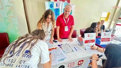 İzmir Büyükşehir Belediyesi bünyesinde faaliyet gösteren Genç İzmir ekipleri “Kampüsteyiz”