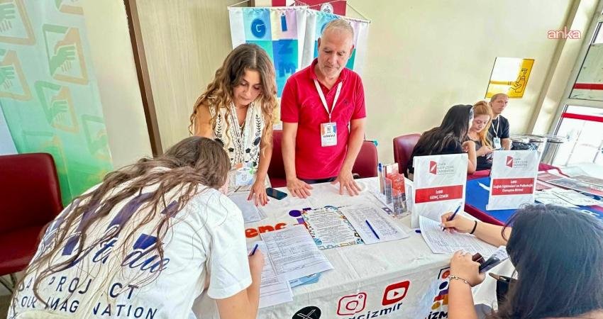 Büyükşehir “Genç İzmir” ile üniversite kampüslerinde İzmir Büyükşehir Belediyesi bünyesinde faaliyet gösteren Genç İzmir ekipleri “Kampüsteyiz”