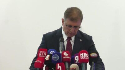 İzmir Büyükşehir Belediye Başkanı Cemil Tugay, eski İzmir Büyükşehir Belediye