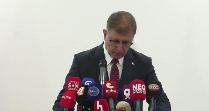 İzmir Büyükşehir Belediye Başkanı Cemil Tugay, eski İzmir Büyükşehir Belediye
