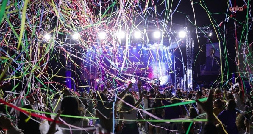Çeşme Festivali 2025, iki gün boyunca binlerce kişiyi buluşturdu Çeşme Belediyesi tarafından düzenlenen Çeşme Festivali 2025, 6-7 Eylül günlerinde