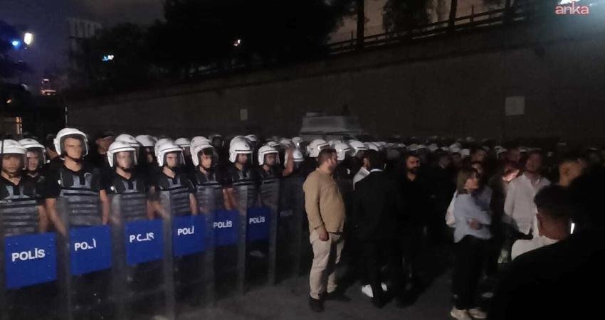 CHP İstanbul İl Başkanlığı'na kayyum kararının ardından bu akşam saatlerinde