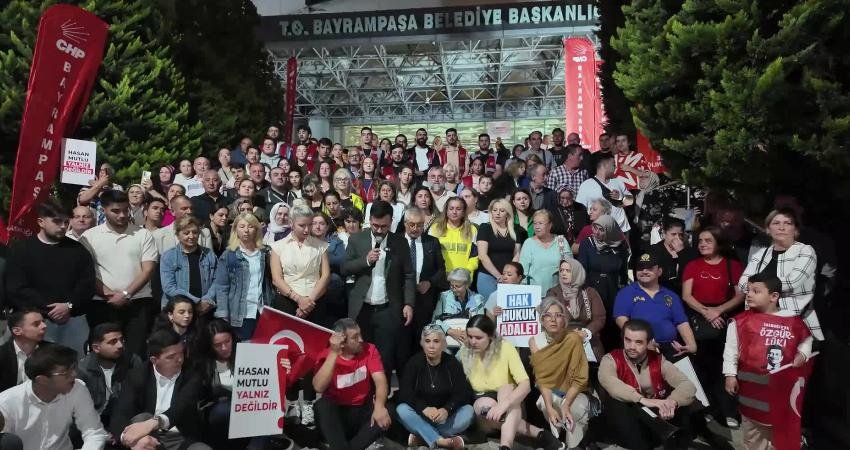CHP Bayrampaşa İlçe Başkanı Ali Can Çam, "Meclis üyelerimizle buradayız.
