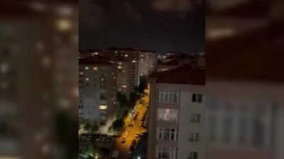 CHP İstanbul İl Başkanlığı binasının polis ablukasına alınmasına karşı İstanbullu yurttaşlar