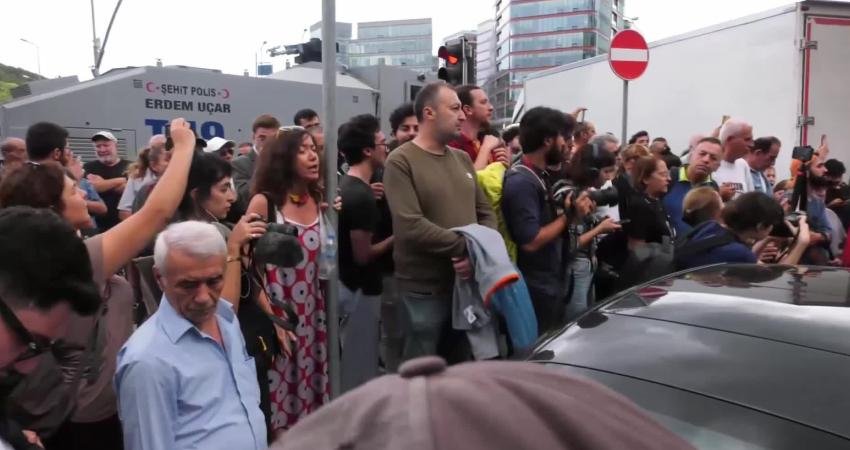 CHP İstanbul İl Başkanlığı çevresinde dün saat 18.00 sıralarında başlayan