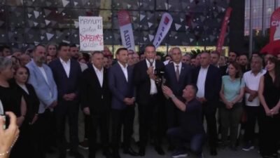 CHP İl Başkanlığı önünde açıklama yapmak isteyen CHP İstanbul İl