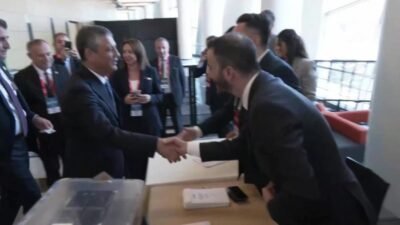 CHP'nin 22'nci Olağanüstü Kurultayında oy kullanan CHP Genel Başkanı Özgür