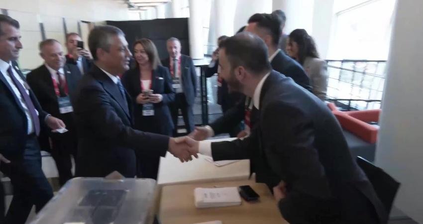 CHP'nin 22'nci Olağanüstü Kurultayında oy kullanan CHP Genel Başkanı Özgür