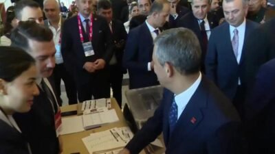 CHP’nin 22’nci Olağanüstü Kurultayı’nda Parti Meclisi seçimleri için oy kullanan