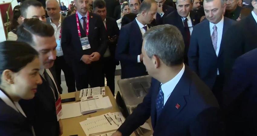 CHP’nin 22’nci Olağanüstü Kurultayı’nda Parti Meclisi seçimleri için oy kullanan