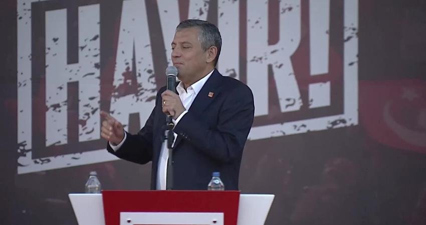 CHP Genel Başkanı Özgür Özel, partisinin İstanbul İl Yönetimi'ni geçici