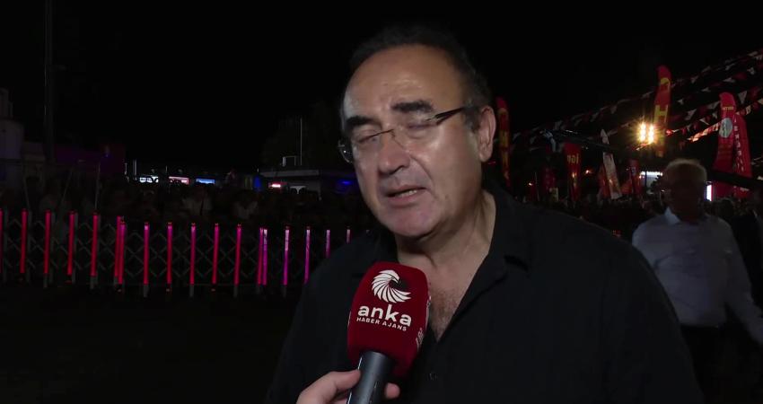 Sunay Akın: “Bu buluşmalar, demokrasi ve insan hakları adına son derece kıymetli” CHP'nin Kadıköy'de düzenlediği mitingde konuşan şair ve yazar Sunay Akın,