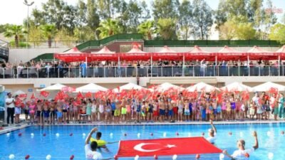 Çiğli Belediyesi’nin Yaz Dönemi Spor Kursları kapsamında düzenlediği yüzme kursunda