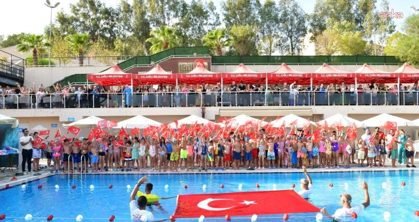 Çiğli Belediyesi’nin Yaz Dönemi Spor Kursları kapsamında düzenlediği yüzme kursunda