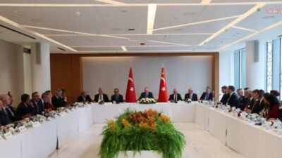 CumhurbaşkanıRecep Tayyip Erdoğan, Türkiye-ABD İş Konseyi Başkanı Hamdi Ulukaya ve