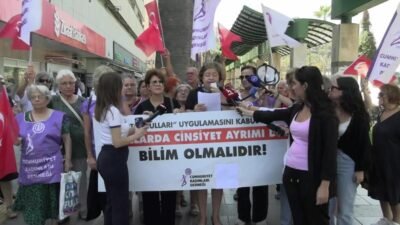 Cumhuriyet Kadınlar Derneği Konak Şubesi, ‘kız ortaokulları’ uygulamasına tepki gösterdi.