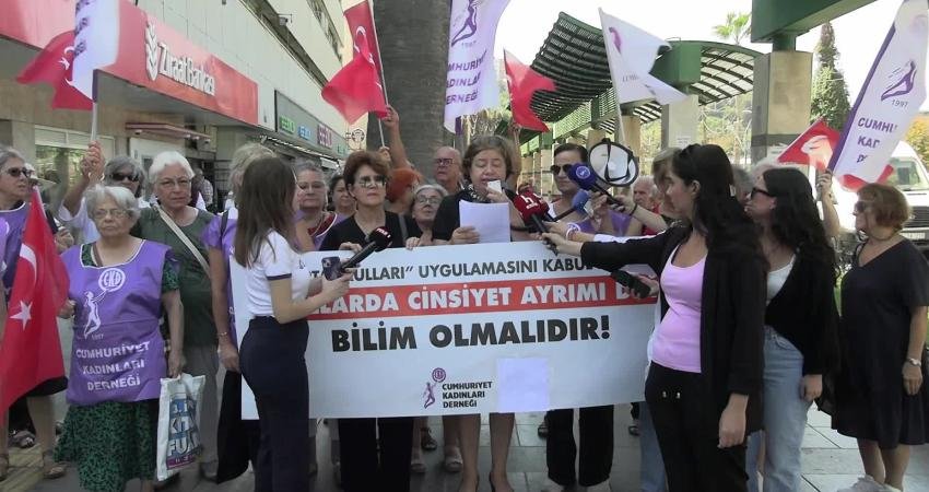 Cumhuriyet Kadınları’ndan ‘kız ortaokulu’ tepkisi: Dini eğitimi yaygınlaştırmak için milli eğitim araç haline getiriliyor Cumhuriyet Kadınlar Derneği Konak Şubesi, ‘kız ortaokulları’ uygulamasına tepki gösterdi.