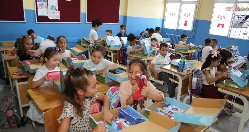 Dikili Belediyesi’nden öğrencilere eğitim seti desteği Dikili Belediyesi, 2025-2026 eğitim öğretim yılı başlarken ilçedeki tüm birinci