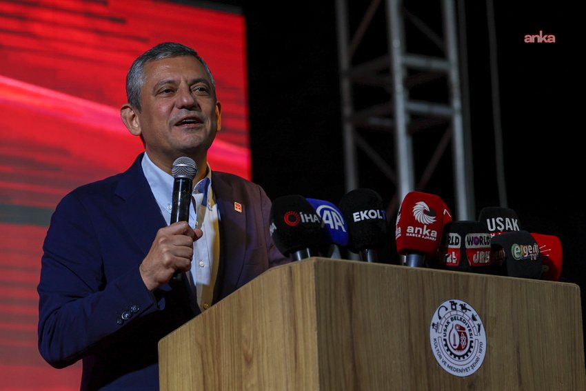 Uşak Belediyesi Ferdi Zeyrek Amfi Tiyatrosu açılışında konuşan CHP Genel