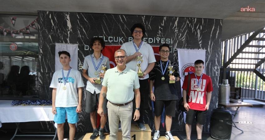 Efes Selçuk’ta düzenlenen 2. Açık Satranç Turnuvası’nda dereceye girenler ödüllendirildi EFEST 2025 kapsamında düzenlenen 2. Açık Satranç Turnuvası, final müsabakalarıyla