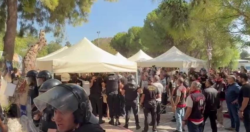 Ege Üniversitesi'nde öğrenci topluluklarının geleneksel stant haftası etkinliğinde, çevik kuvvet