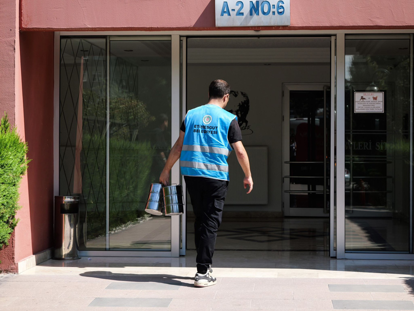 Etimesgut Belediyesi Aşevi’nden günlük 3.500 kişiye sıcak yemek hizmeti Etimesgut Belediyesi Aşevi, ilçede her gün binlerce vatandaşın sofrasına sıcak