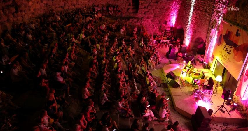 “Foça Güz Sanat Etkinlikleri” sanatçılar ve sanatseverleri bir araya getirdi Foça Belediyesi tarafından bu yıl 1-7 Eylül 2025 tarihleri arasında