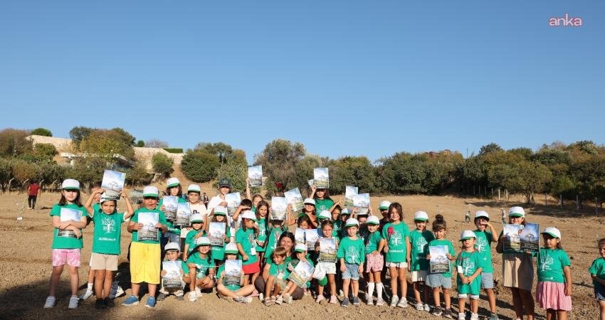Foça’da dikilen zeytin fidanları, barış için kök salacak Foça Belediyesi, “Yaşam, Umut ve Barış Fidanları Hareketi” projesi kapsamında