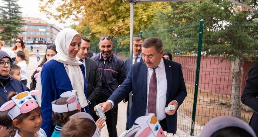 Gölbaşı Belediyesi, Dünya Okul Süt Günü’nde 15 bin süt dağıttı Gölbaş Belediyesi, Dünya Okul Süt Günü kapsamında ilçede bulunan 61