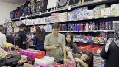 Okulların yarın açılacak olması nedeniyle Hakkari Yüksekova'da veliler kırtasiye alışverişine