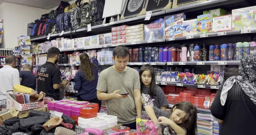 Okulların yarın açılacak olması nedeniyle Hakkari Yüksekova'da veliler kırtasiye alışverişine