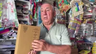 Okul sezonunun başlamasıyla Iğdır'daki kırtasiyeciler zor günler geçiriyor. Esnaf, süpermarketler