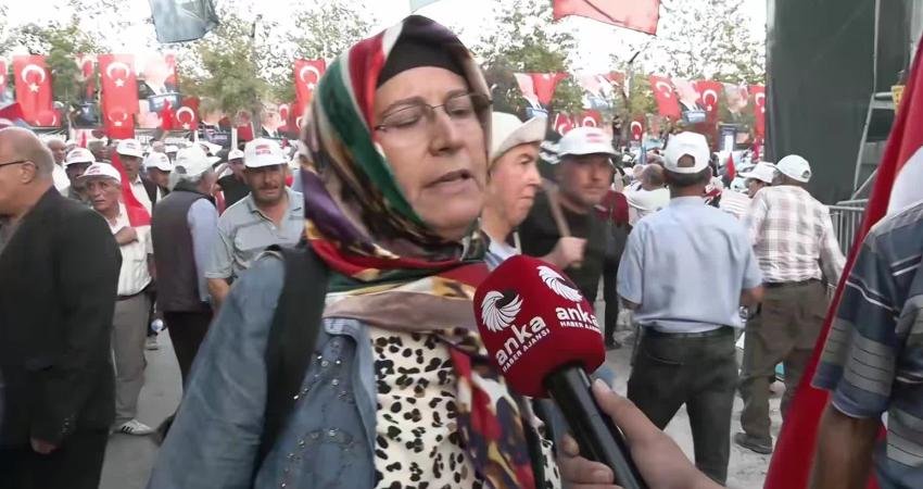 İYİ Parti’nin Mersin’de düzenlediği “Birimci Vazifen” mitingine katılan bir vatandaş,