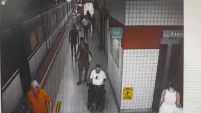 İZBAN’ın Karşıyaka istasyonunda, hareket halindeki asansörlere müdahale ederek yolcuların içerde