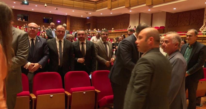 İzmir Büyükşehir Belediye Başkanı Tugay: Bazı noktalarda trafiği kısıtlamayı düşünüyoruz İzmir Büyükşehir Belediye Başkanı Cemil Tugay, kent genelinde sürdürülebilirliği desteklemek