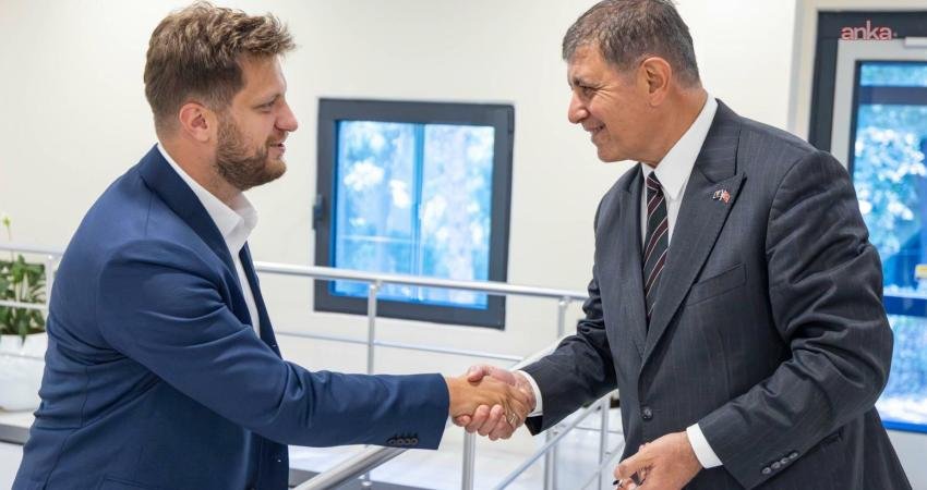 İzmir Büyükşehir Belediye Başkanı Tugay, Bosna Hersek’in Stari Grad Belediye Başkanı Čengić’i ağırladı İzmir Büyükşehir Belediye Başkanı Cemil Tugay, Bosna Hersek’in Stari Grad