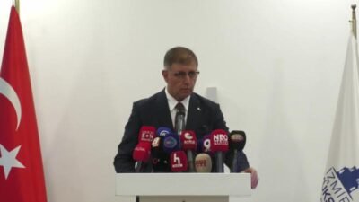 İzmir Büyükşehir Belediye Başkanı Cemil Tugay, kentte biriken çöpler ve