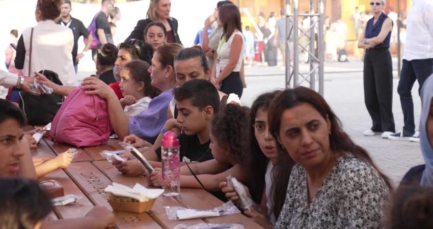 İzmir Büyükşehir Belediye Başkanı Tugay’dan çocuklara özel ilgi İzmir Büyükşehir Belediye Başkanı Cemil Tugay, 94. İzmir Enternasyonal Fuarı’nda