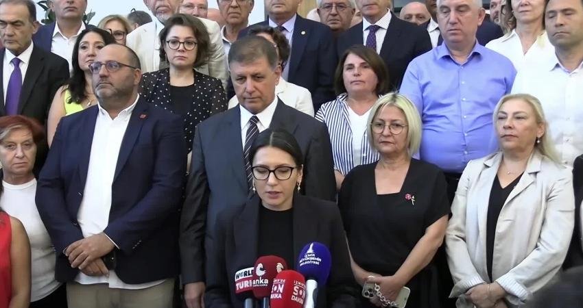 İzmir Büyükşehir Belediye Meclisi CHP Grubundan ‘kayyum’ tepkisi: CHP’yi darbecilerle teslim alamazsınız İzmir Büyükşehir Belediyesi CHP Meclis Grubu, CHP İstanbul İl Başkanlığı’na