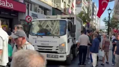 Karşıyaka'da biriken ve halk sağlığını tehdit eden çöpler, İzmir Büyükşehir
