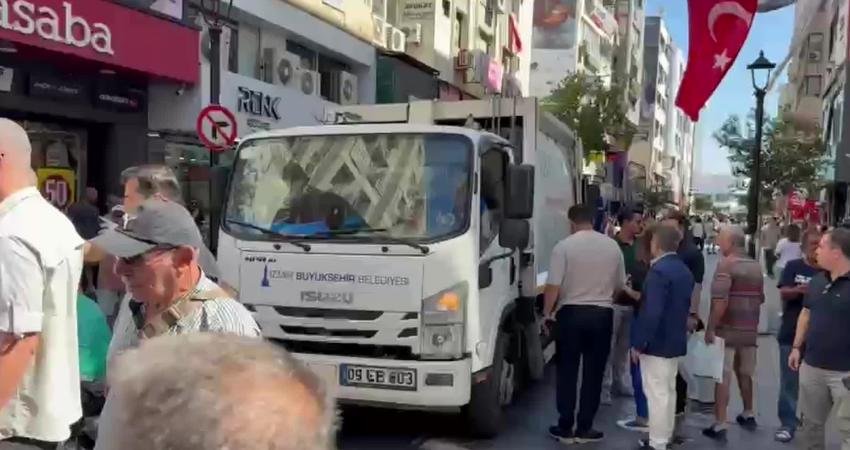 Karşıyaka'da biriken ve halk sağlığını tehdit eden çöpler, İzmir Büyükşehir