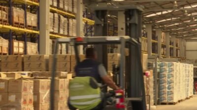 İzmir Büyükşehir Belediyesi, okullardaki temizlik sorununa çözüm bulmak amacıyla başlattığı