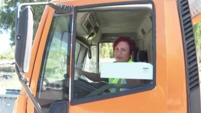 İzmir Büyükşehir Belediyesi bünyesinde çekici operatörlüğü yapan Munise Demirer, 17