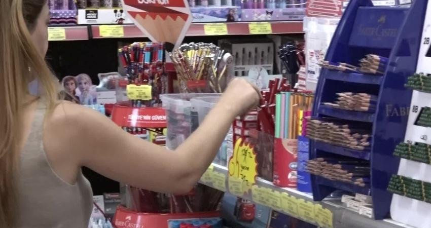 İzmir Büyükşehir’den velilere kırtasiye desteği Okullarda ilk ders zili çalarken, İzmirli veliler de çocuklarının kırtasiye