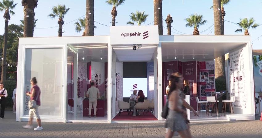 İzmir Büyükşehir’in sosyal konut projesi, İzmir Enternasyonal Fuarı’nda VR gözlükle tanıtılıyor İzmir Büyükşehir Belediyesi tarafından yürütülen 25 bin sosyal konut çalışmasının