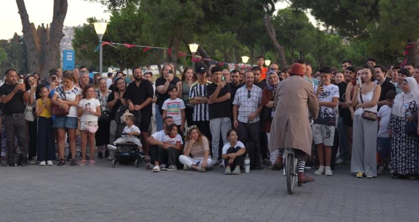 İzmir Enternasyonal Fuarı’nda, uluslararası sokak gösterileri ilgi görüyor İzmir Enternasyonal Fuarı, bu yıl da kültür-sanat etkinliklerini ziyaretçilere sunuyor.