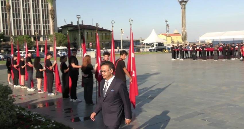 İzmir İl Milli Eğitim Müdürlüğünce eğitim-öğretim yılının ilk gününde çelenk töreni düzenlendi İzmir İl Milli Eğitim Müdürlüğünce, 2025-2026 Eğitim Öğretim yılının ilk