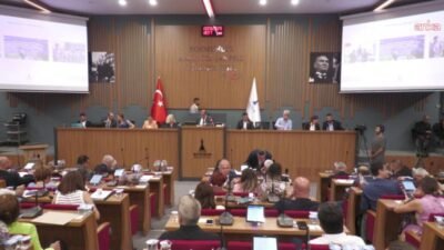 İzmir Büyükşehir Belediye Meclisi’nde konuşan Meclis Başkan Vekili Zafer Levent